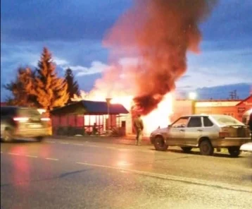 Фото: Серьёзный пожар в магазине под Кемеровом сняли на фото 1