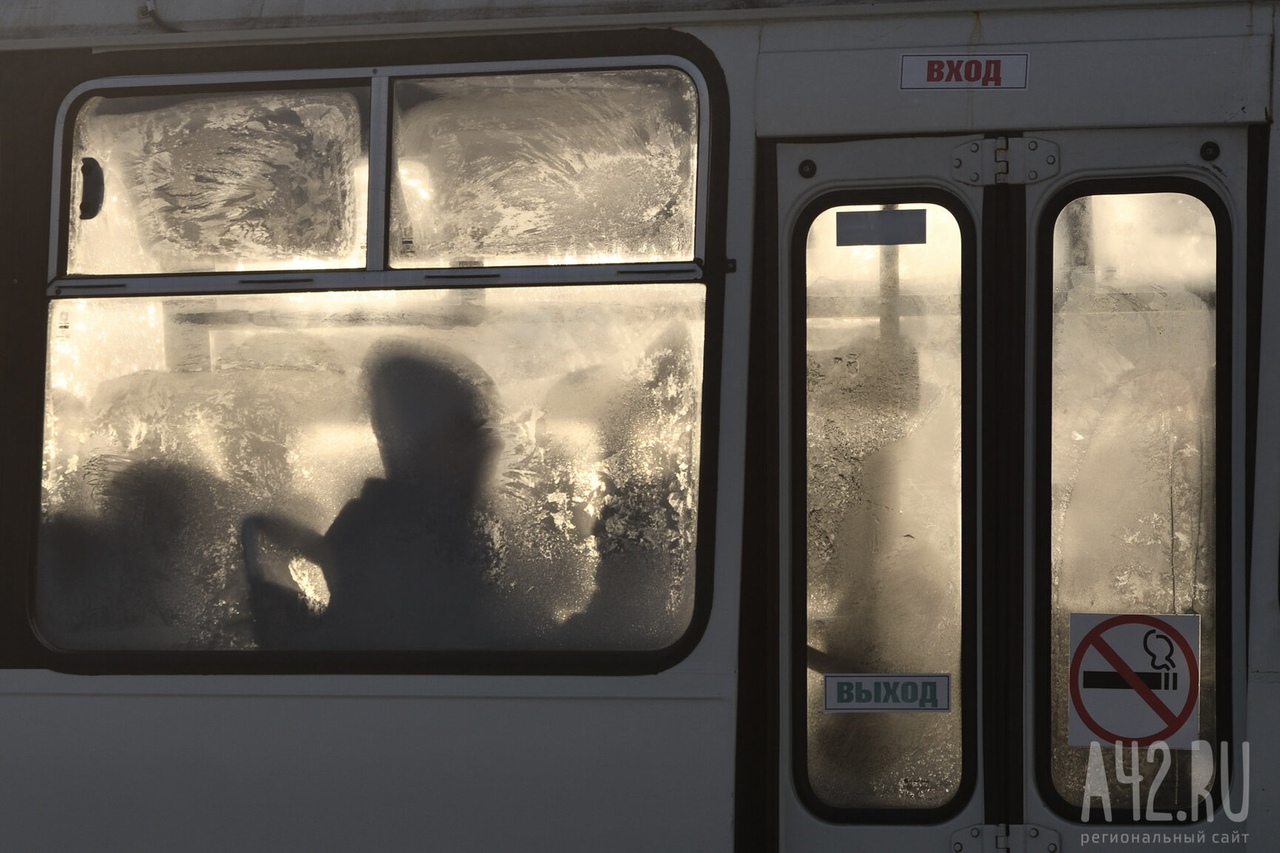 «Люди более часа стояли на остановке»: в Кемерове утренние автобусы вышли на линию с опозданием
