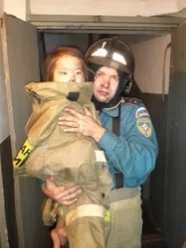 Фото: В Кузбассе спасатели вытащили ребёнка из горящего дома 1