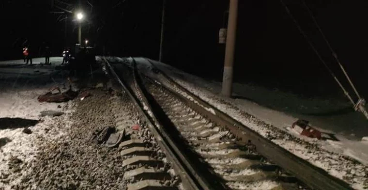 Фото: Двое погибших: появились подробности ночного ДТП с грузовым поездом в Кузбассе  2