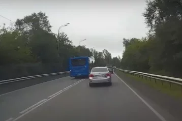 Фото: В Кузбассе оштрафовали водителя автобуса, который совершил обгон в запрещённом месте 1