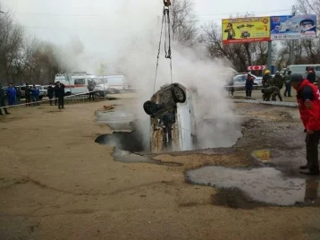 Фото: Сварились заживо: появились подробности падения автомобиля в Пензе в яму с кипятком 1