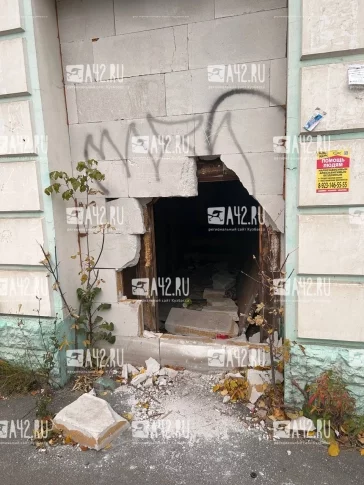 Фото: В Кемерове неизвестные пробили дыру в стене дома на Кузнецком проспекте 1