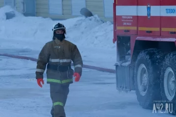 Фото: Пожар на складе в Кемерове тушили более 30 человек 1