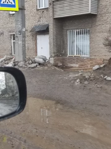 Фото: Соцсети: в кузбасском городе упал кусок стены многоэтажного дома 3