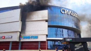 Фото: В Иркутске загорелся крупный торговый центр 1