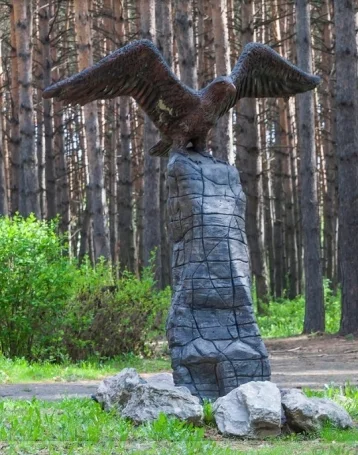 Фото: Кемеровчане обеспокоены исчезновением скульптуры орла возле кардиоцентра 1
