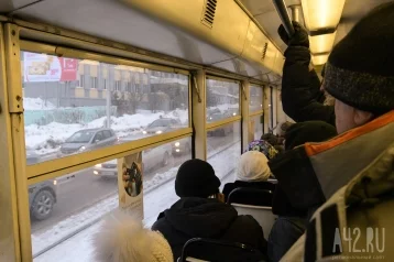 Фото: «Побольше бы таких людей»: в Кемерове водитель трамвая помогла растерявшемуся школьнику 1