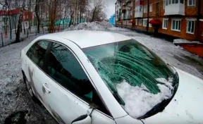Упавшая глыба снега разбила иномарку в Прокопьевске