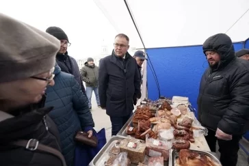 Фото:  «Посмотрел, чем торгуют»: Илья Середюк зашёл на ярмарку на площади Советов в Кемерове 1