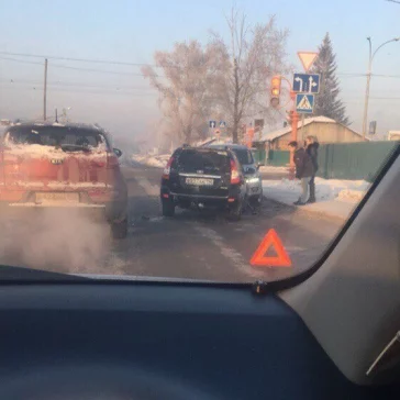 Фото: В Кемерове два легковых автомобиля столкнулись «лоб в лоб» 3