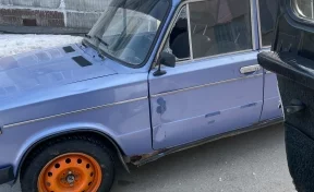 В Кузбассе пьяный мужчина разбил стекло и проник в чужую машину