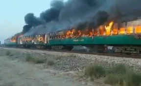 СМИ: в Пакистане при пожаре в поезде погибли более 60 человек