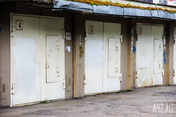 Кемеровчанин обворовал гаражи на 180 000 рублей, вырезая отверстия в крышах