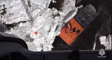 Фото: Под Хабаровском спасли геологов, которые 17 часов провели на крышах полузатонувших вездеходов 1