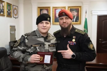 Фото: Нагрудным знаком ОМОН «АХМАТ-Грозный» наградили 17-летнего сына Кадырова 1