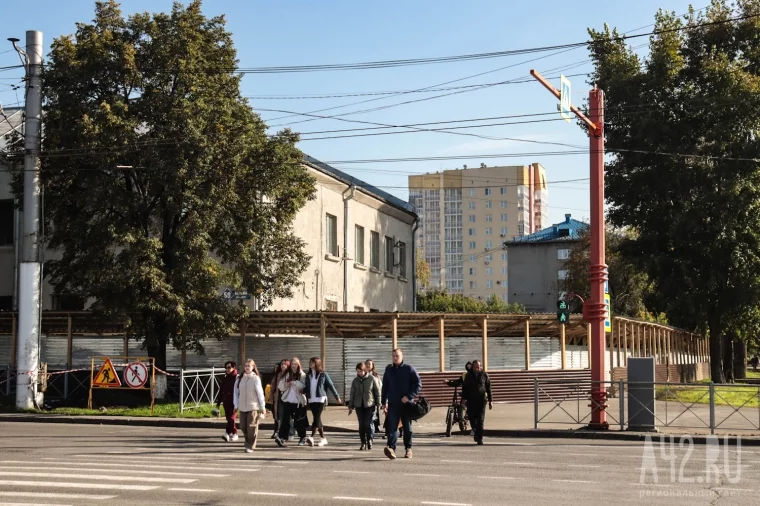 Фото: Раньше здесь была школа, теперь построят многоэтажку. В Кемерове сносят дом напротив цирка — вот его история 1