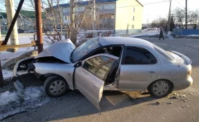 В Кузбассе автомобиль врезался в металлическую опору теплотрассы: пострадали два человека