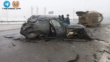 Фото: В Уфе полуприцеп цементовоза опрокинулся на движущийся автомобиль, три человека пострадали 1