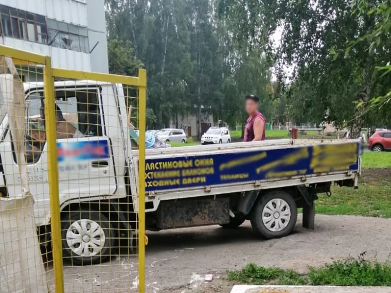 Фото: «Материалы переданы в полицию»: мэр кузбасского города возмутился из-за крупного мусора на контейнерной площадке 2