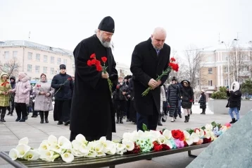 Фото: Сергей Цивилёв возложил цветы в кемеровском Парке Ангелов в память о погибших в «Зимней вишне» 1