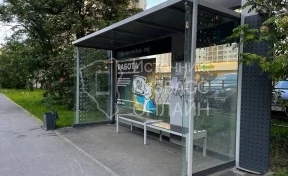 Кемеровчанку насторожил подозрительный баннер на автобусной остановке 