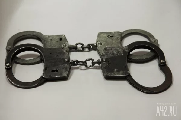 Два убийства, покушения и вымогательство: в Кузбассе задержали криминального авторитета и трёх его подельников