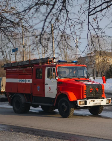 На кемеровской улице загорелся грузовик