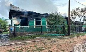 При пожаре в доме многодетной семьи в Оренбургской области погибла женщина