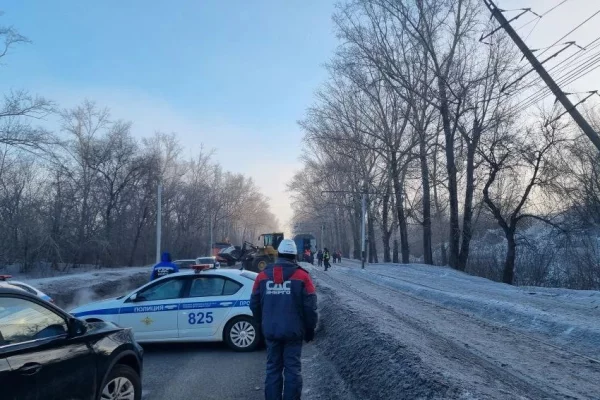 В Прокопьевске наклонившаяся опора ЛЭП остановила движение трамваев 