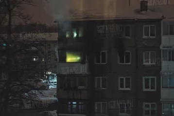Фото: В Кемерове 33 человека тушили пожар в пятиэтажке на проспекте Ленина 1