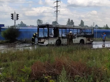 Фото: В Новокузнецке на дороге загорелся рейсовый автобус, появилось видео ЧП 1