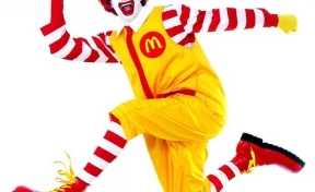 «Жир, грязь, плесень»: работник McDonald's выложил шокирующие снимки