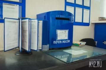 Фото: В Киселёвске в отделении почты на женщину с ребёнком рухнул потолок 1