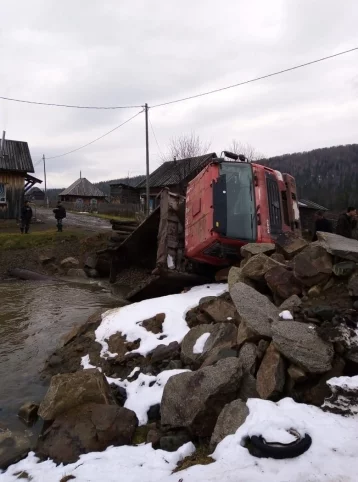 Фото: В ГИБДД Кузбасса прокомментировали ДТП с грузовиком, который обрушил мост 1