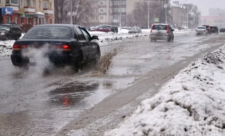 ГИБДД Кузбасса посоветовала водителям отказаться от дальних поездок из-за сложных погодных условий