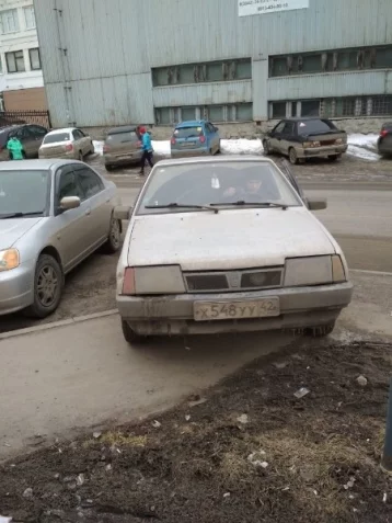 Фото: Автоледи в Кемерове оштрафовали за парковку на тротуаре 1