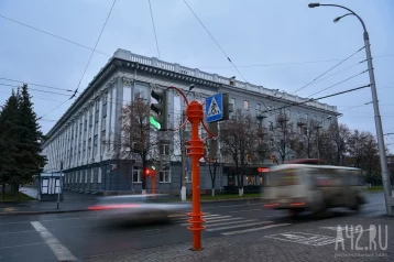 Фото: В Кемерове заметили маленького ребёнка за рулём автомобиля 1