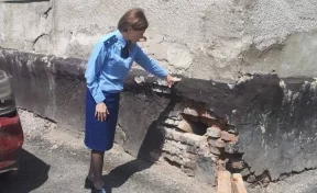 В Кемерове прокуратура проверила сообщения об осыпающемся фасаде жилого дома