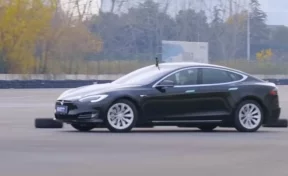 Китайским учёным удалось обмануть автопилот Tesla и вывести его на встречку