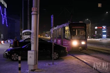Фото: «С полчаса уже стоит»: в Кемерове неудачно припарковавшийся водитель заблокировал трамвайное движение 2