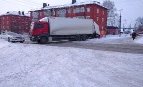 В Кузбассе застрявшая в снегу фура перегородила улицу