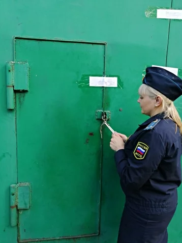 Фото: У кемеровчанина арестовали гараж из-за невыплаты более 500 000 рублей сыну 1
