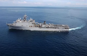 Фото: Американский десантный корабль направляется в Чёрное море 1