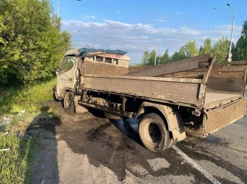 Фото: Водитель опрокинувшегося грузовика пострадал в ДТП с автобусом в Новокузнецке  1