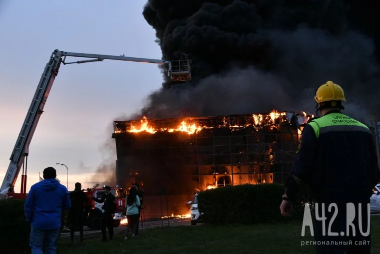 Фото: Кемеровчане сравнили пожар в автосалоне со сгоревшим Нотр-Дамом 4