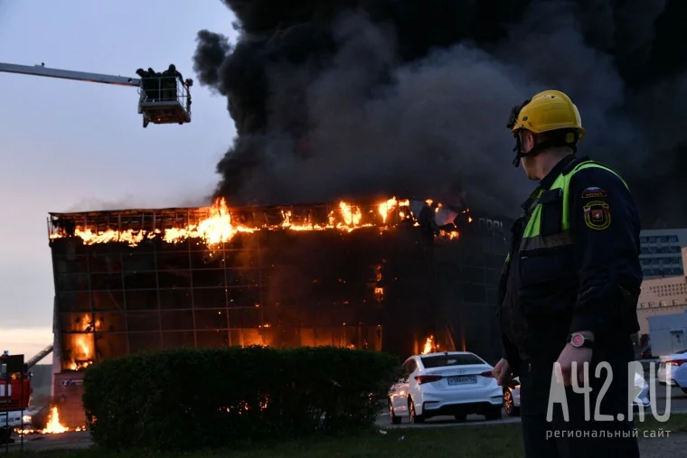 Фото: Кемеровчане сравнили пожар в автосалоне со сгоревшим Нотр-Дамом 5