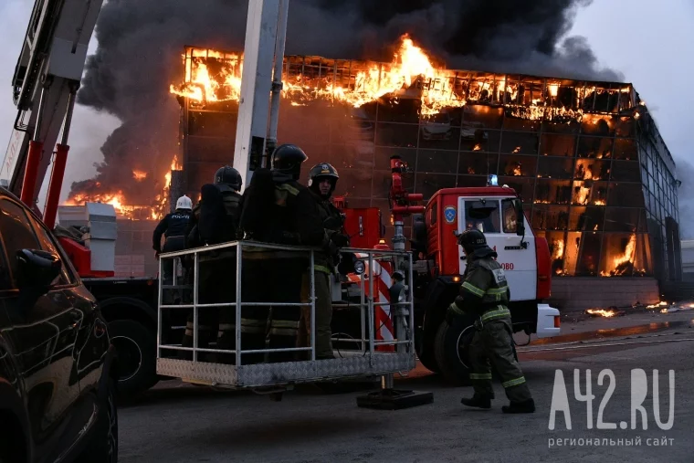 Фото: Кемеровчане сравнили пожар в автосалоне со сгоревшим Нотр-Дамом 6
