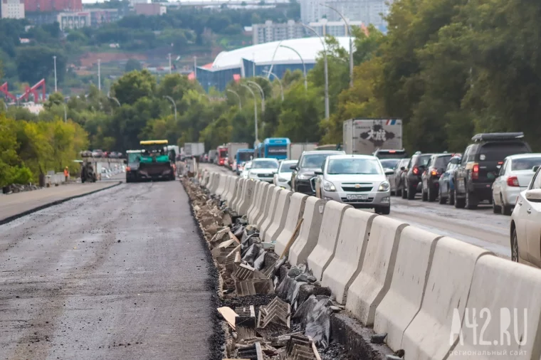 Фото: Прошло три месяца с начала ремонта Кузбасского моста. Мы проверили, как быстрее его пересечь: на автобусе, в машине или пешком 4