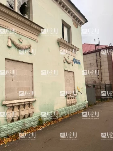 Фото: В Кемерове неизвестные пробили дыру в стене дома на Кузнецком проспекте 2